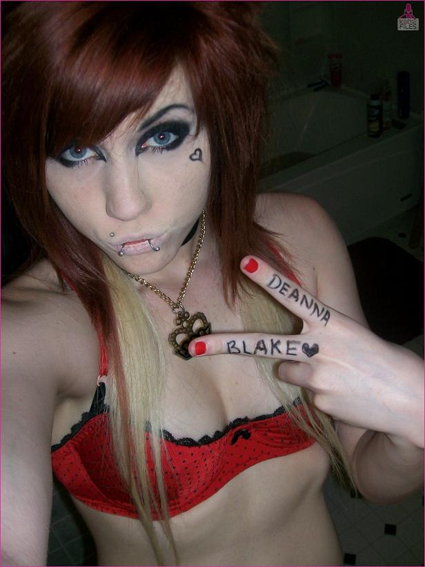 Deanna Blake фоткает себя